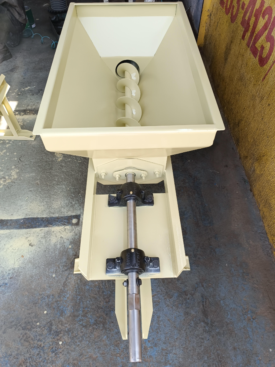 Funil industrial finalizado com rolamentos e eixo
